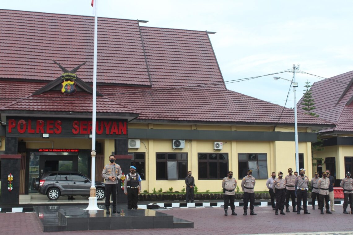 Polres Seruyan setiap pelaksanaan apel pagi di halaman Mapolres Seruyan jalan Ahmad Yani Kuala Pembuang, dalam memberikan arahan kepada personel, Perwira Pengawas wajib menggunakan Bahasa Inggris. Seperti halnya yang dilakukan KBO Reskrim Polres dan dilanjutkan Kapolres Seruyan, Selasa (26/10/2021). Foto : Tbn