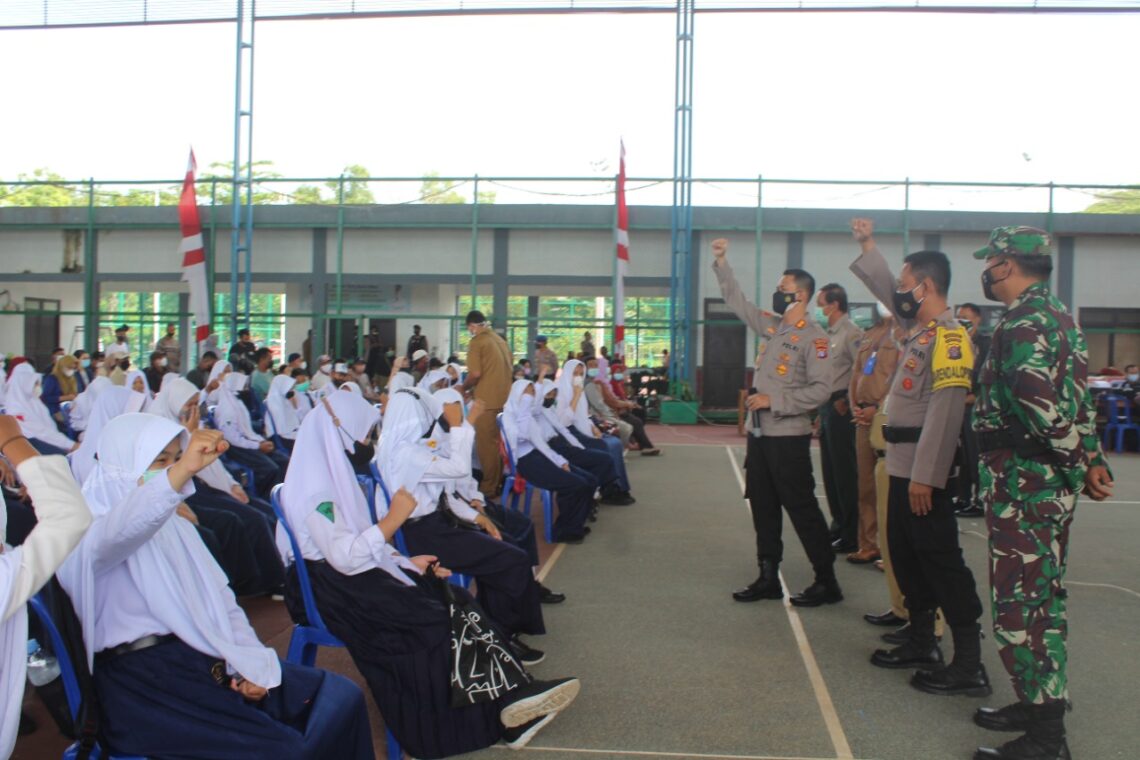 Kapolres Seruyan AKBP Bayu Wicaksono saat memberi himbauan penerapan protokol kesehatan kepada pelajar di Kuala Pembuang, Selasa (26/10/2021). Foto : Tbn