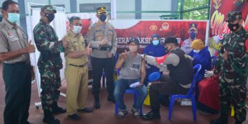 Sidokkes Polres Seruyan  Bantu Pelaksanaan Vaksinasi Massal Covid-19