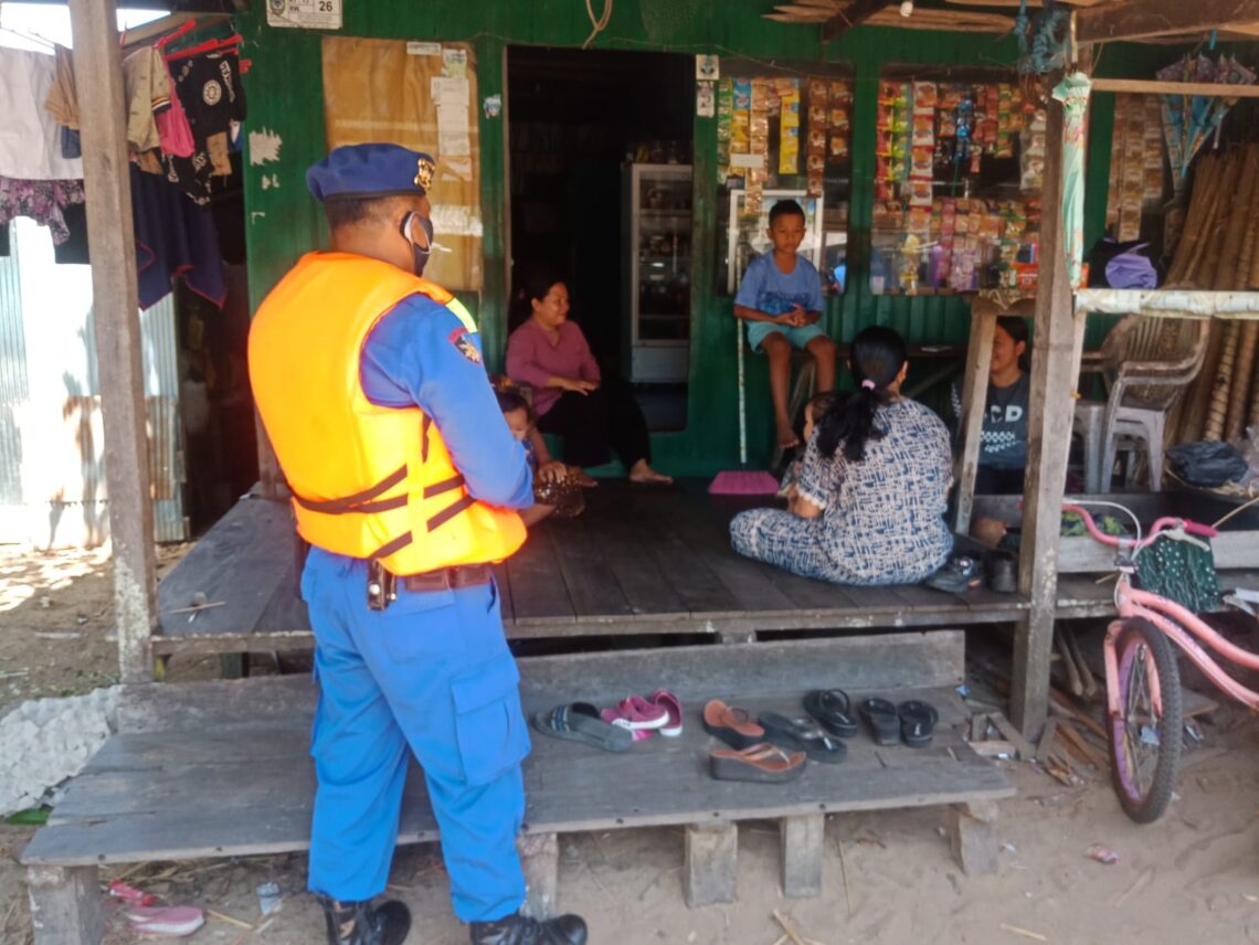 Satpolairud Polres Seruyan  tetap semangat melaksanakan kegiatan Pemolisian Masyarakat (Polmas) pada masyarakat pesisir di Daerah Aliran Sungai (Das)  Seruyan, Kecamatan Seruyan Hilir Kab. Seruyan, Kalimantan tengah, Selasa (26/10/2021). Foto : Tbn