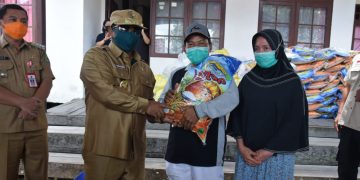 Serahkan Bantuan, Wagub Kalteng Ajak Warga Pujon Tingkatkan Kewaspadaan