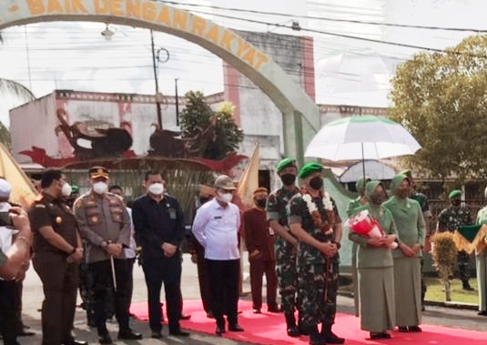 Penyambutan kedatangan Dandim Letkol Kav Ferdiansyah di Mako Kodim 1011/Kuala Kapuas pada Rabu, 22 Desember 2021. Foto : lg