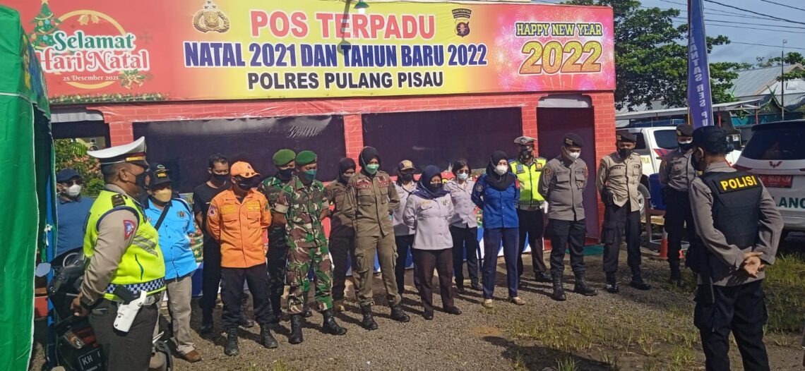 Menyambut Natal dan Tahun Baru 2022 di Kabupaten Pulang Pisau, Kalimantan Tengah (Tengah), personel gabungan melakukan pengamanan pada agenda besar tahunan tersebut. Fto : Ton