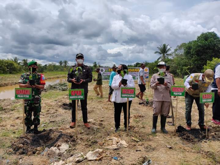 Ketua Komisi III DPRD Kabupaten Kapuas Rahmat Jainudin (2 dari kanan) mewakili DPRD Kabupaten Kapuas disaat penanaman perdana pengembangan Kampung Pisang di Desa Sakalagun, Rabu (22/12/2021). Foto : Lg