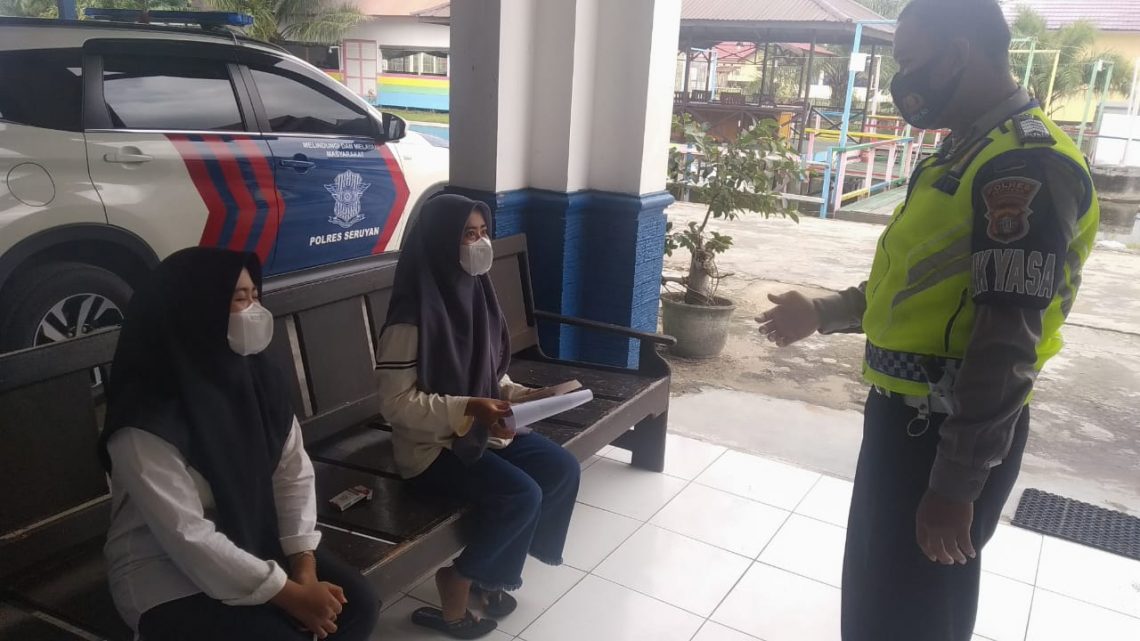 Satlantas Polres Seruyan sambangi warga dan himbau warga untuk Patuhi Protokol Kesehatan Covid-19, Rabu (27/1/2021). Foto : Tbn