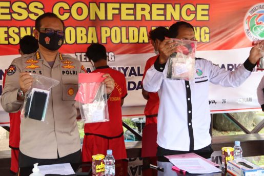 Kabidhumas Kombes Pol K. Eko Saputro, S.H., M.H., yang didampingi Dirresnarkoba Kombes Pol Nono Wardoyo, S.I.K., M.H., saat konferensi di Media Center Mapolda Jalan Tjilik Riwut Km 1 Kota Palangka Raya, Selasa (26/01/2021) siang. Foto : Tbn