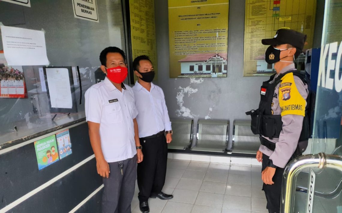 Kapolsek Hanau  menurunkan anggotanya untuk memberikan Sosialisasi mengenai Perpres No.87 Tahun 2016 tentang Satgas Sapu Bersih Pungutan Liar (Saberpungli) di Wilkum Polsek Hanau, Rabu(27/1/2021). Foto : Tbn