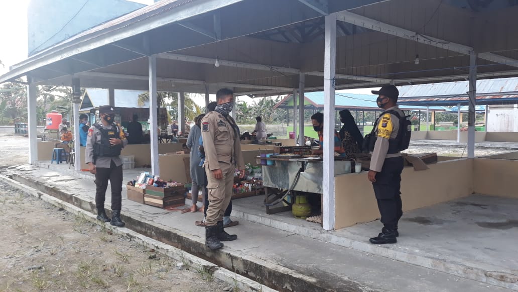 Kegiatan ini langsung dipimpin oleh  Kapolsubsektor Serhiltim  Ipda Sahala APL. Gaol di Pasar Desa Bangun Harja Kec. Seruyan Hilir Timur Kab. Seruyan Prov. Kalteng, Selasa (27/01/2021). Foto : Tbn