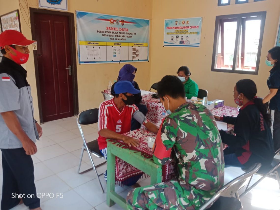 Babinsa kodim 1017-01/bulik, pada hari Jumat tanggal 26 Februari 2021, melaksanakan pendampingan kegiatan screening vaksinasi covid -19 di Desa Bukit Jaya Kecamatan Bulik, Jumat (26/2/2021). Foto : BY