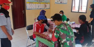 Babinsa Kodim 1017-01/Bulik Laksanakan Pendampingan Vaksinasi Covid-19