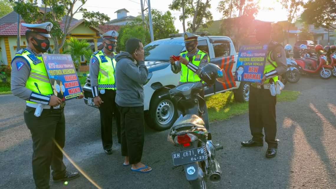 Satlantas Polres Seruyan Sambangi Warga dan himbau warga untuk Patuhi Protokol Kesehatan Covid19, Sabtu (27/2/2021).Foto : Tbn