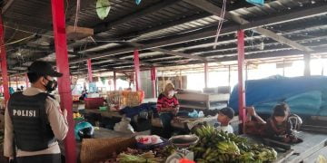 Personel Polsek Seruyan Hilir Gencarkan Sosialisasi Prokes di Pasar Rakyat