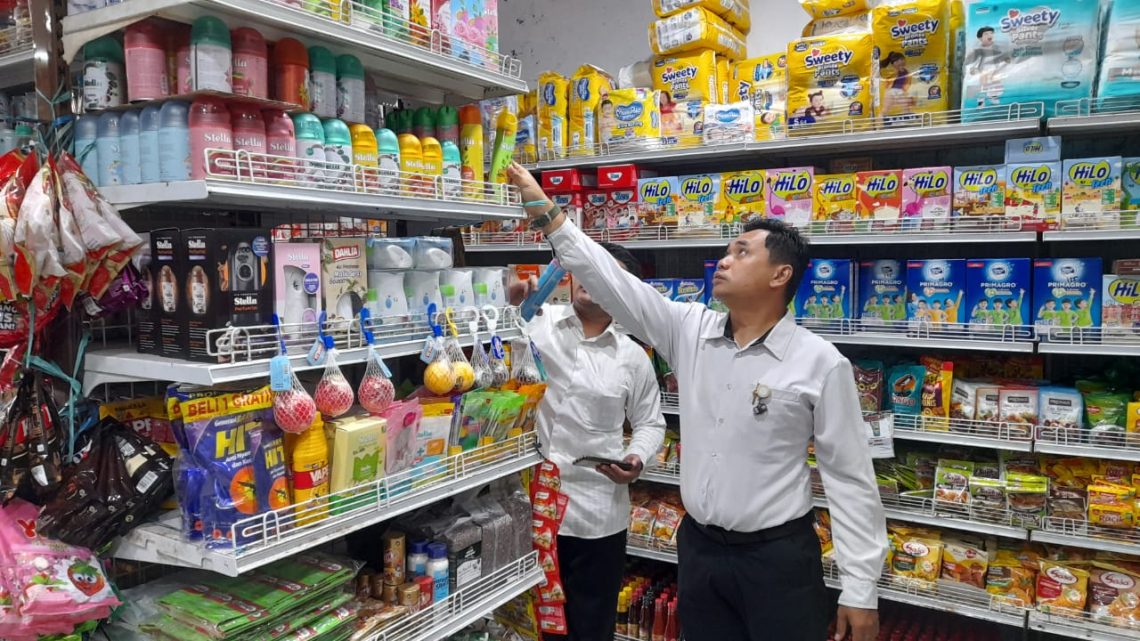 Anggota Satreskrim Polres Seruyan saat melakukan cek sembako, Senin (27/3/2023). Foto : Tbn