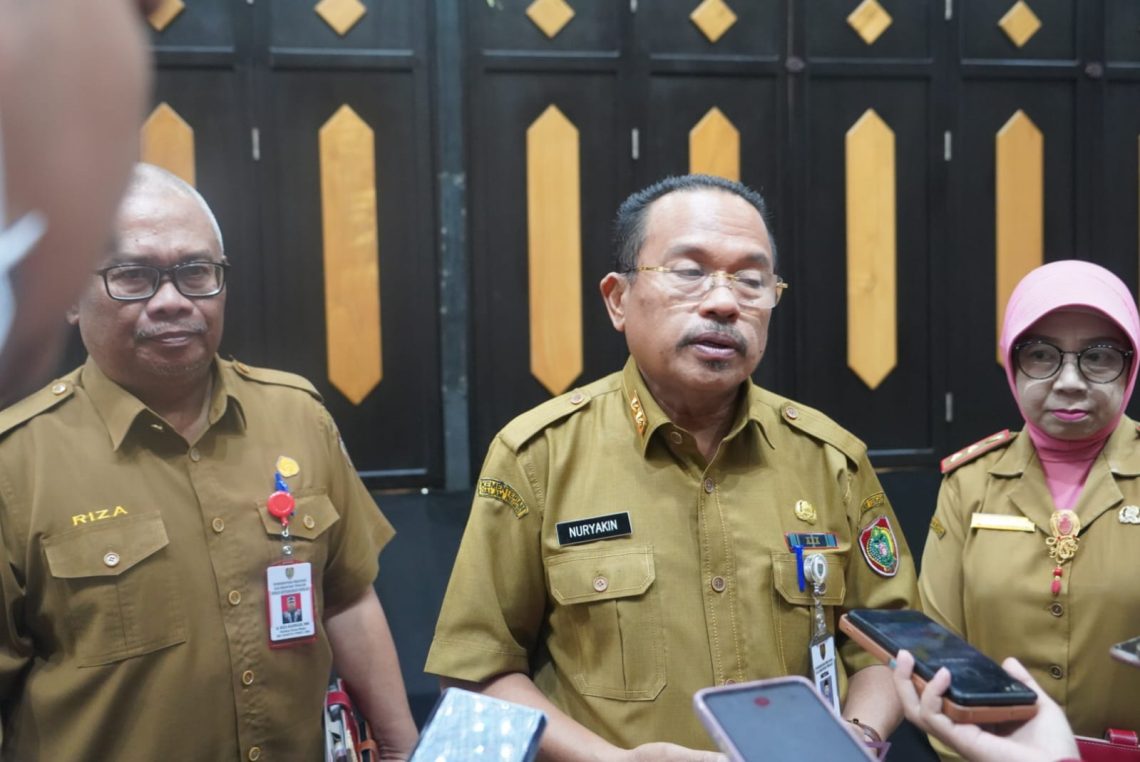 Sekda Prov. Kalteng Nuryakin tengah diwawancarai oleh media