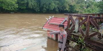 Waspada Banjir! Polsek Serhul Cek Debit Air Sungai