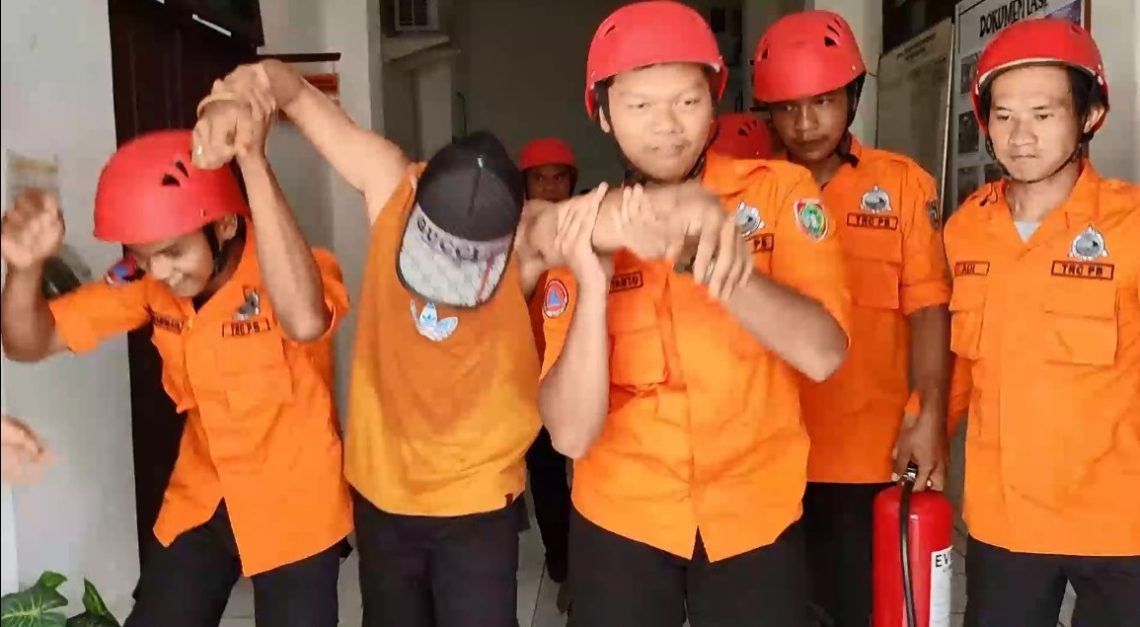 Badan Penanggulangan Bencana dan Pemadam Kebakaran (BPBPK) Provinsi Kalimantan Tengah (Prov. Kalteng) menggelar simulasi penanganan keadaan darurat kebakaran di Kantor BPBPK Prov. Kalteng, Jalan Tilik Riwut Km. 7,8 Palangka Raya, Rabu (26/4/2023). Foto : Ist/mmc