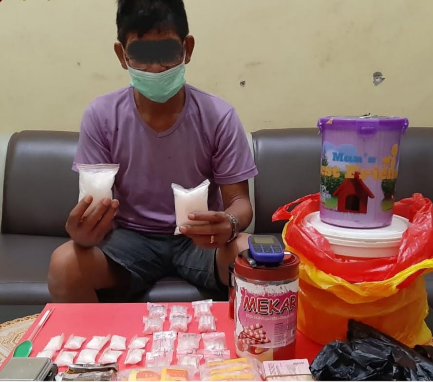 Bue bandar Sabu LB (55) beserta barang bukti di Desa Tampelas  Kecamatan Sepang Kabupaten Gunung Mas (Gumas)  tertangkap saat akan mengedarkan narkotika jenis sabu. Foto : Fer