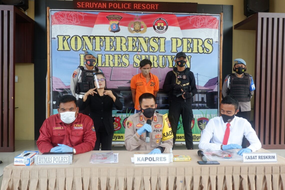 Kapolres Seruyan AKBP Bayu Wicaksono, S.H., S.I.K., M.Si saat konferensi pers didampingi beberapa perwira Polres Setuyan, Senin (26/4/2021) siang. Foto : Tbn