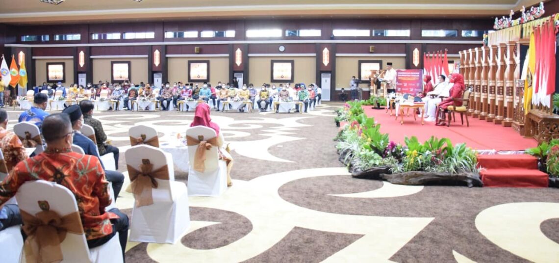 Gubernur H. Sugianto Sabran dan Wakil Gubernur H. Edy Pratowo tiba kembali di Palangka Raya, Kalimantan Tengah usai dilantik oleh Presiden Joko Widodo di Istana Negara, Selasa (25/05/2021). Pasangan Gubernur dan Wakil Gubernur (Wagub) Kalimantan Tengah masing-masing beserta istri tiba di Bandara Tjilik Riwut, Palangka Raya pada Rabu sore (26/05/2021). Foto : BA
