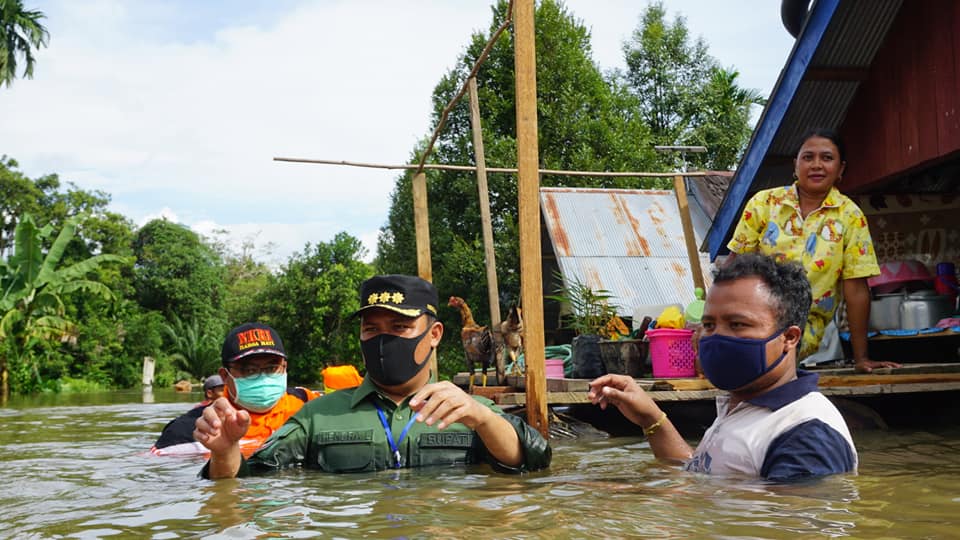 Bupati Lamandau saat memberikan bantuan sembako di salah satu desa di Kabupaten Lamandau, Jumat (26/6/2020). Foto : Ist