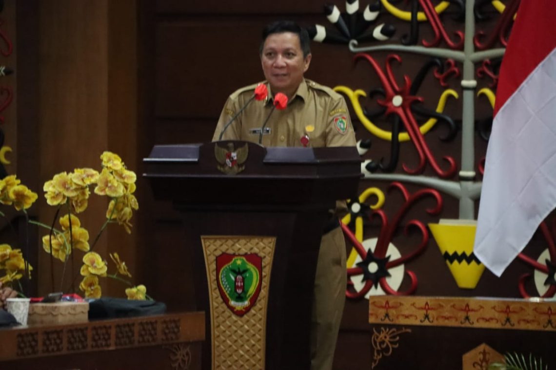 Staf Ahli (SAhli) Gubernur Kalteng Bidang Kemasyarakatan dan Sumber Daya Manusia (KSDM) Suhaemi mewakili Sekretaris Daerah (Sekda) Prov. Kalteng buka kegiatan Temu Dialog Generasi Muda Lintas Agama Provinsi Kalteng Tahun 2023, yang dilaksanakan di Aula Eka Hapakat Kantor Gubernur Kalteng, Selasa (27/6/2023). Foto : mmc