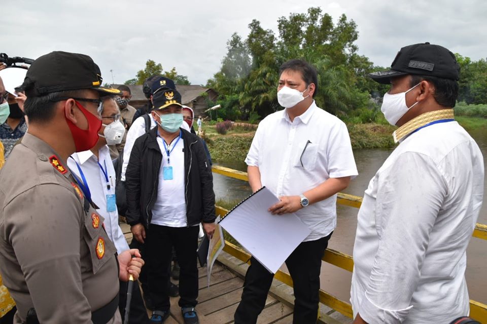 Kunjungan Kerja Menteri Koordinator Perekonomian RI Airlangga Hartarto, Menteri Agraria, Tata Ruang (ATR/BPN) RI Sofyan A. Djalil dan Wakil Menteri Perdagangan RI Jerry Sambuaga ke Desa Belanti II Kecamatan Pandih Batu Kabupaten Pulang Pisau Provinsi Kalimantan Tengah, Sabtu (27/6/2020). Foto : mmc