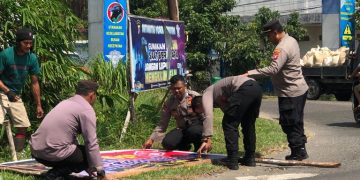 Satbinmas Polres Seruyan Melaksanakan Pemasangan Spanduk Stop Karhutla