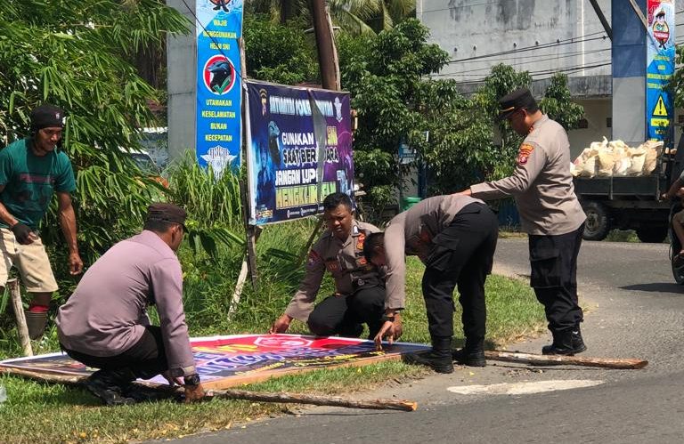 Anggota Satbimas Polres Seruyan memasang spanduk larangan karhutla di Kuala Pembuang, Selasa (27/06/2023)