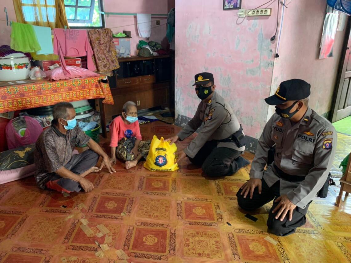 Kasat Binmas AKP Wawan Aryana dan Personil Polres Seruyan menjelaskan selesai kegiatan penyerahan  pembagian masker, hand sanitizer, dan vitamin kepada Personil Polres Seruyan. Foto : Tbn