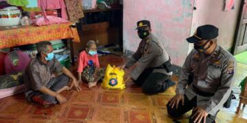 Berbagi Sembako ke Warga dan Tenaga Medis Terdampak Covid-19