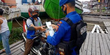 Kampanyekan Prokes Covid-19 Satpolairud Polres Seruyan Sambangi  Warga