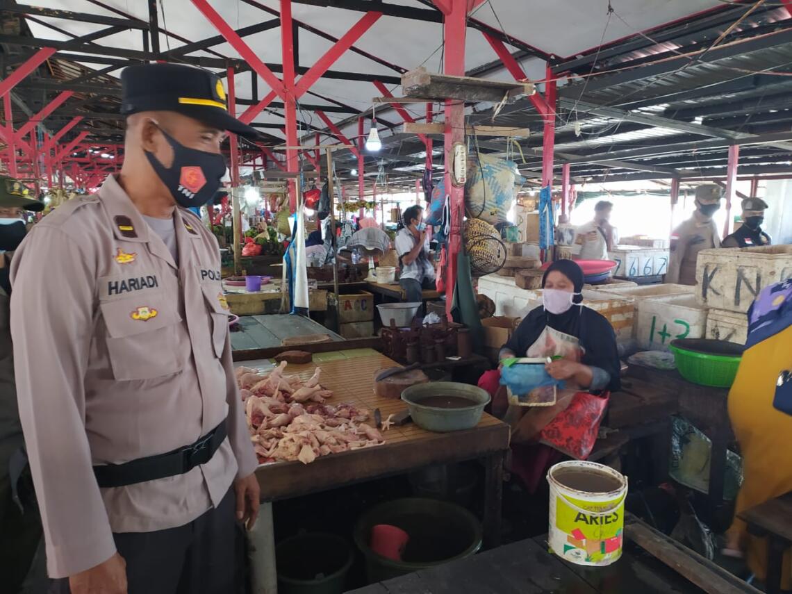 Kedekatan Personel Polres Seruyan kepada masyarakat dalam rangka menciptakan situasi Kamtibmas yang kondusif serta melakukan sosialisasi protokol kesehatan kepada masyarakat, Selasa (27/7/2021). Foto : Tbn