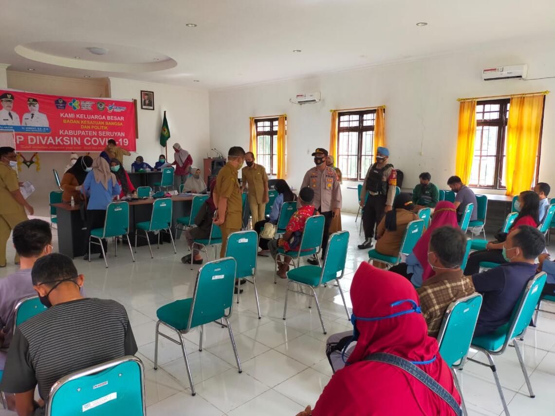 Kapolsek Seruyan Hilir, Polres Seruyan, Ipda Fahroni meminpin pelaksanaan kegiatan pengamanan sekaligus monitoring penyuntikan vaksin Covid-19 yang dilaksanakan di Kantor Kesbangpolinmas, Kabupaten Seruyan, Selasa (27/07/2021). Foto : Tbn