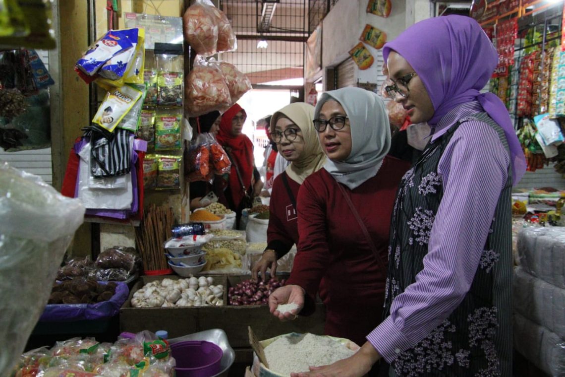 Ketua TP-PKK Prov. Kalteng Ivo Sugianto Sabran saat berbelanja di pasar utama Kotawaringin Timur