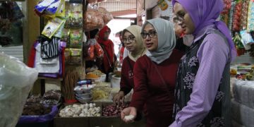 Ketua TP-PKK Ivo Sugianto Sabran Cek Harga Bahan Pokok di Pasar Sampit