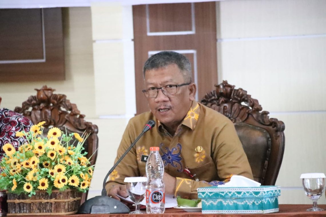 Kepala Kesbangpol Prov. Kalteng. H Katma F. Dirun, membuka kegiatan Monitoring dan Evaluasi (Monev) Perluasan Kesempatan Kerja Provinsi Kalimantan Tengah Tahun 2023