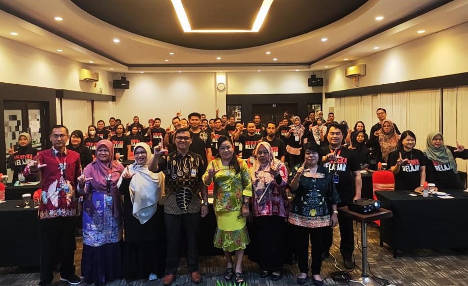 Foto bersama peserta pelatihan Fasilitasi Pendidik dan Tenaga Kependidikan (PTK) Terampil Teknologi Informasi dan Komunikasi (TIK) SMA dan SMK Prov. Kalteng Tahun 2023, bertempat di Hotel Grand Global Palangka Raya, Rabu (26/7/2023) malam. Foto : Ist/mmc