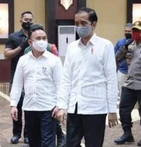 Pakai masker. Gubernur Kalteng Sugianto Sabran dan Presiden RI Joko Widodo, usai melakukan rapat pengembangan proyek strategis nasional, food estate, yang dikembangkan di Kalteng, beberapa waktu lalu. Foto : Ist