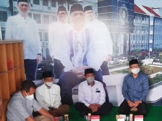Ketua PD Muhammadiyah Kabupaten Kapuas, H. Masrani, dan Rektor Universitas Muhammadiyah Banjarmasin Prof. DR. H. Ahmad Khairudin, MA setelah meresmikan Pembukaan kelas Universitas Muhammadiyah Kapuas, Jumat (27/8/2021). Foto : Lg