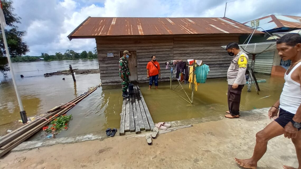 Guna mencegah terjadinya gangguan kamtibmas dalam rangka membantu warga yang mengalami musibah banjir di Wilayah Kecamatan Hanau dan Kecamatan Danau Seluluk Kab. Seruyan, Polsek Hanau melaksanakan Patroli dan memberikan himbauan Kamtibmas. Jumat, (27/8/2021).Foto : Tbn