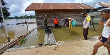 Anggota Polsek Hanau Lakukan Patroli di Lokasi Banjir