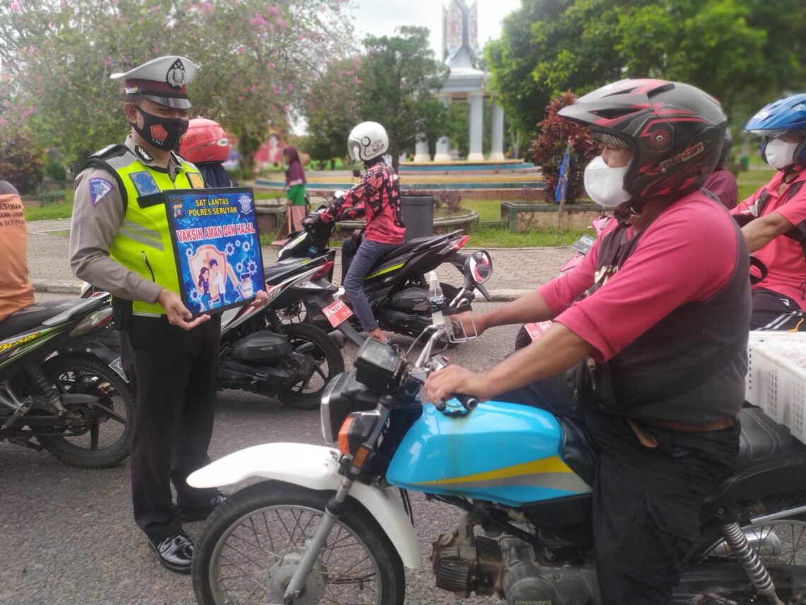 Sat Lantas Polres Seruyan jajaran Polda Kalteng, melaksanakan pendisiplinan dan sosialisasi Pencegahan Penyebaran Covid-19 dalam kota Kuala Pembuang, Kabupaten Seruyan, Provinsi Kalteng, Jumat (27/8/2021). Foto : Tbn