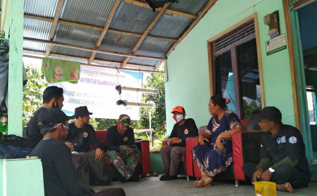 Tim terpadu saat melakukan sosialisasi kepada warga. Foto : to