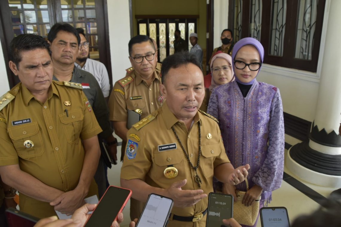 Gubernur Kalteng H. Sugianto Sabran saat diwawancarai usai rapat