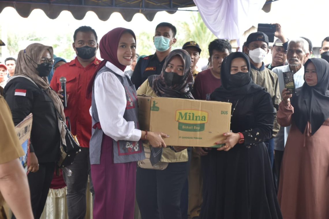 Ketua TP PKK Prov. Kalteng Ivo Sugianto Sabran menyerahkan secara simbolis bantuan makanan tambahan untuk anak-anak usia 6 bulan sampai 2 tahun