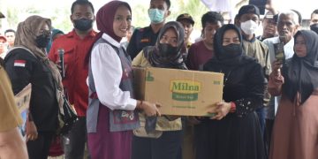 Peduli Atasi Stunting, Ketua TP PKK Ivo Sugianto Sabran Serahkan Bantuan Makanan Tambahan