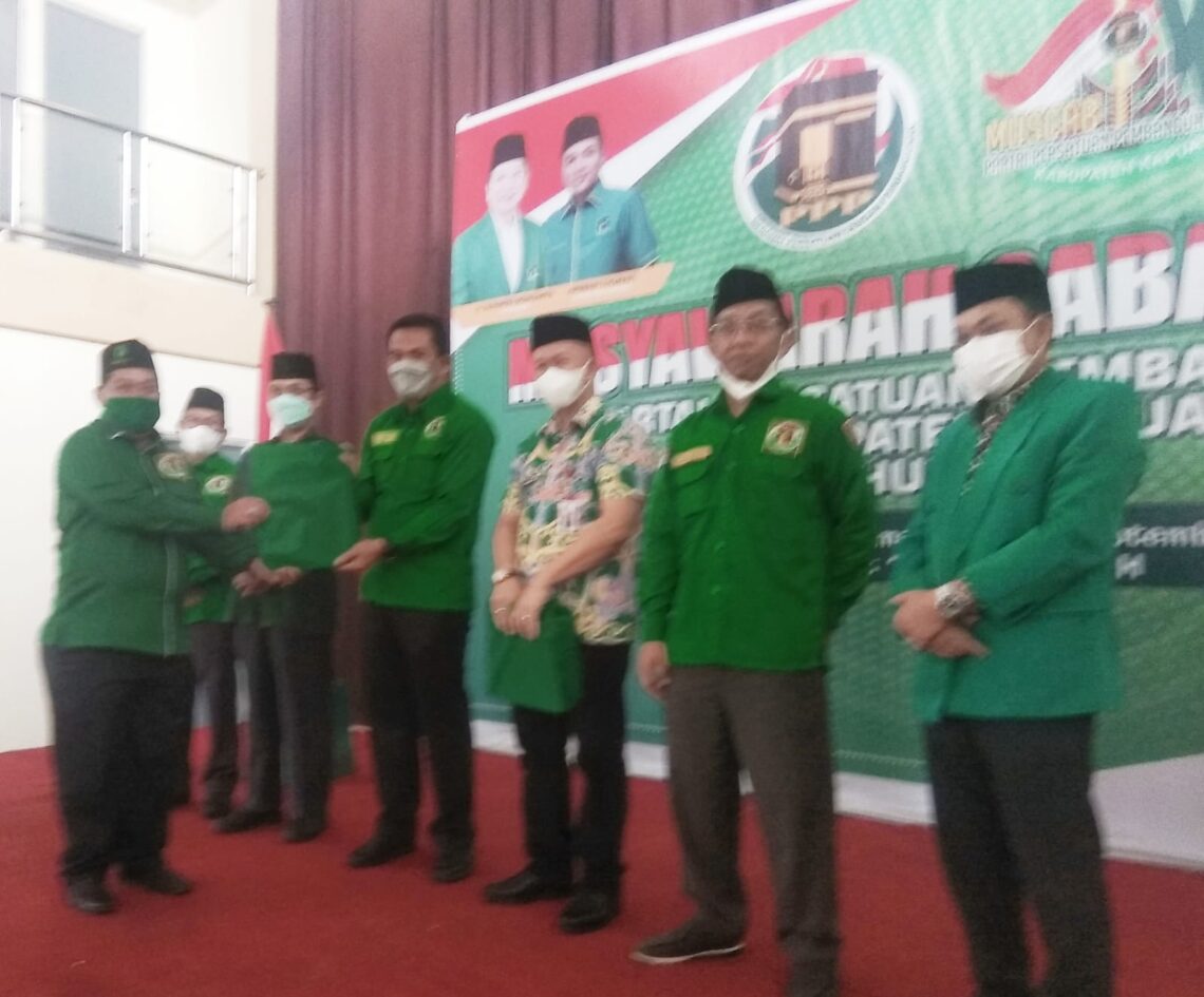 Ketua Panitia Muscab IX DPC PPP Kabupaten Kapuas Darwandie menyerahkan cindera mata kepada Sekreteris DPD PPP Kalteng, Razikinoor. Foto : Lg