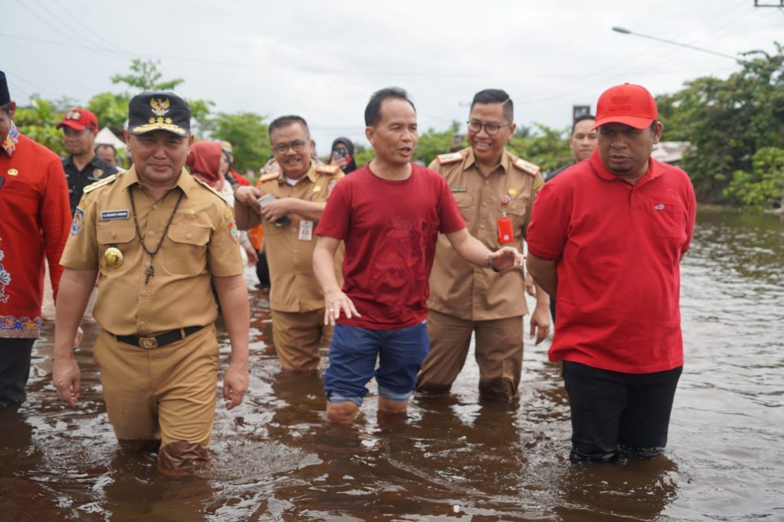 Gubernur Kalteng saat meninjau menyusuri ruas jalan ke arah menuju Kotawaringin Lama dengan berjalan kaki di tengah genangan banjir, Kamis (27/10/2022). Foto : Ist