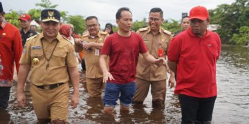 Gubernur Sugianto Sabran Ingatkan Bupati / Wali Kota Perhatikan Kesehatan Warga Terdampak Banjir