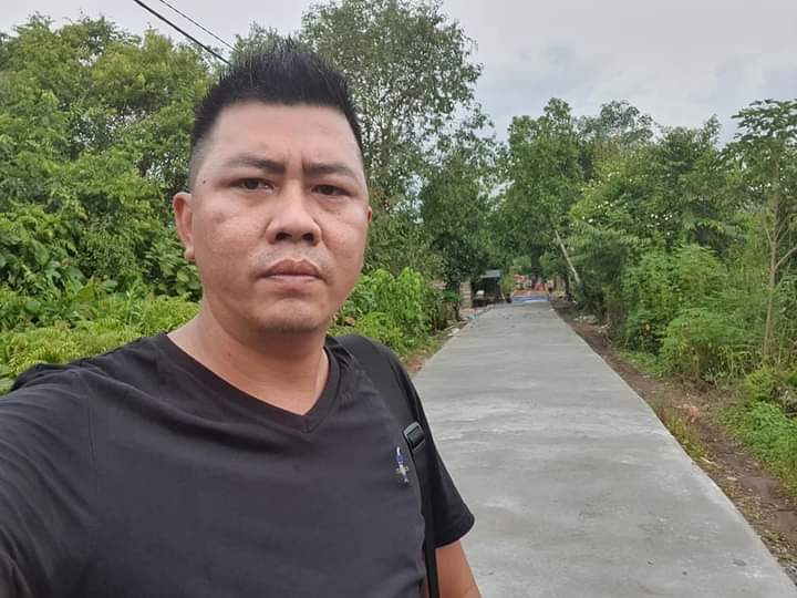 Ketua Komisi III DPRD Kabupaten Kapuas, Rahmad Jainudin, meninjau langsung hasil pekerjaan di Desa Anjir Palambang Kecamatan Pulau Petak beberapa waktu lalu. Foto : Lg